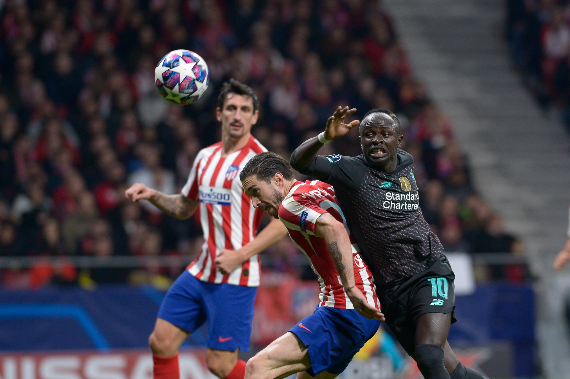 Vrsaljko y Mané  disputan el balón durante el partido en el Wanda