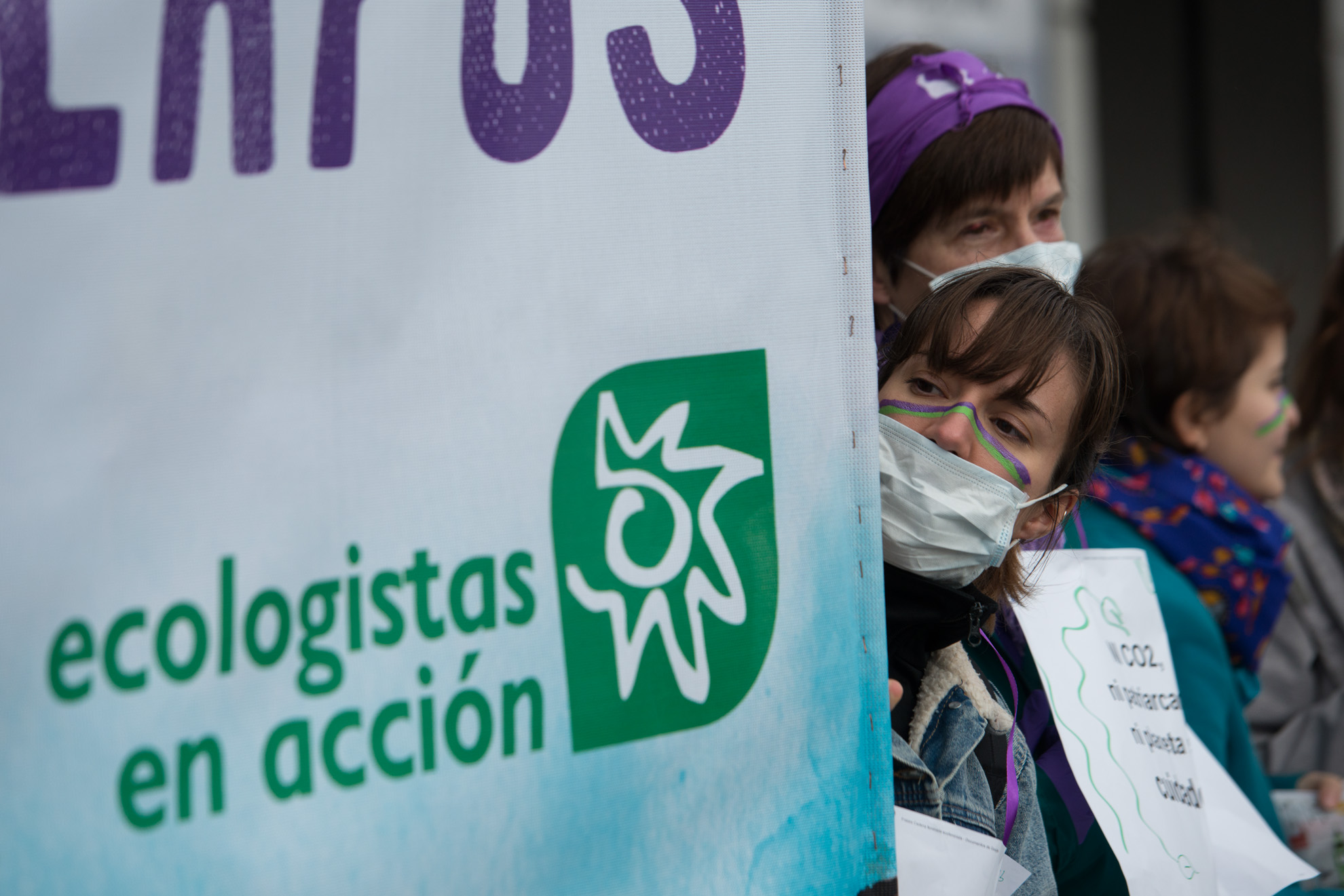 Varias ecofeministas durante la cadena feminista que tiñó de morado las calles de Madrid.