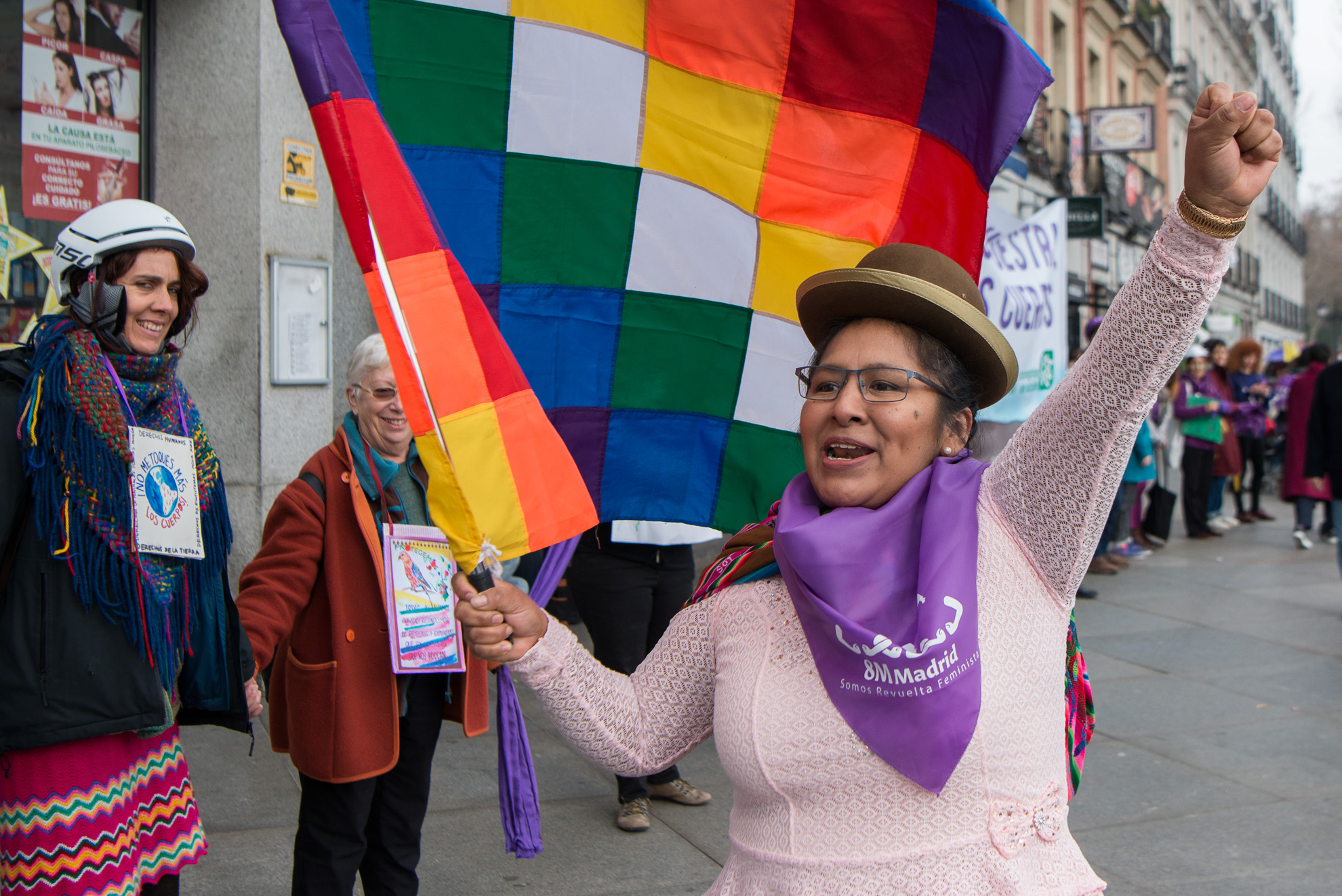 Una indígena boliviana, activista de los derechos feministas durante la marcha 8F.