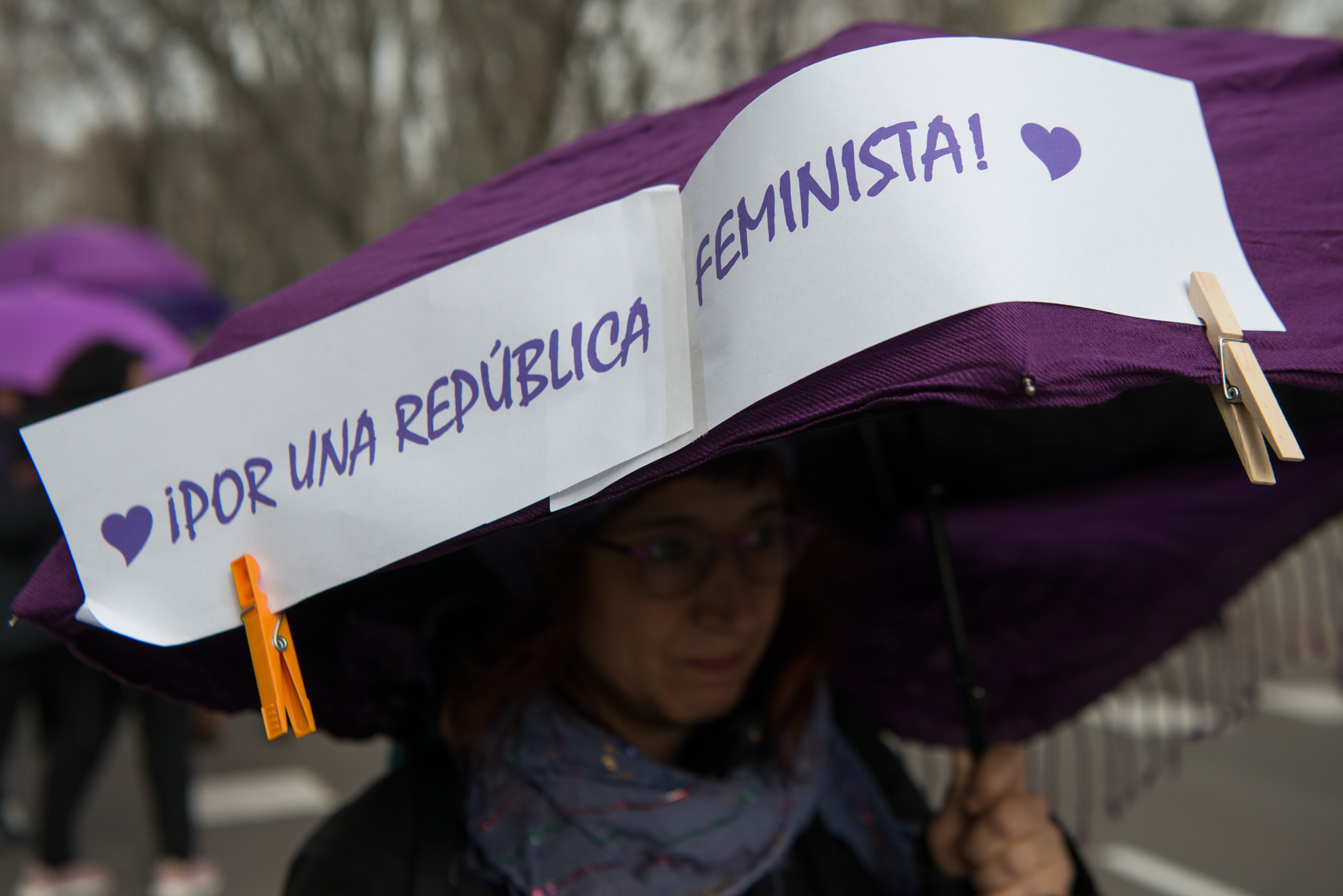 Una activista reclama una república feministas durante la marcha 8F.