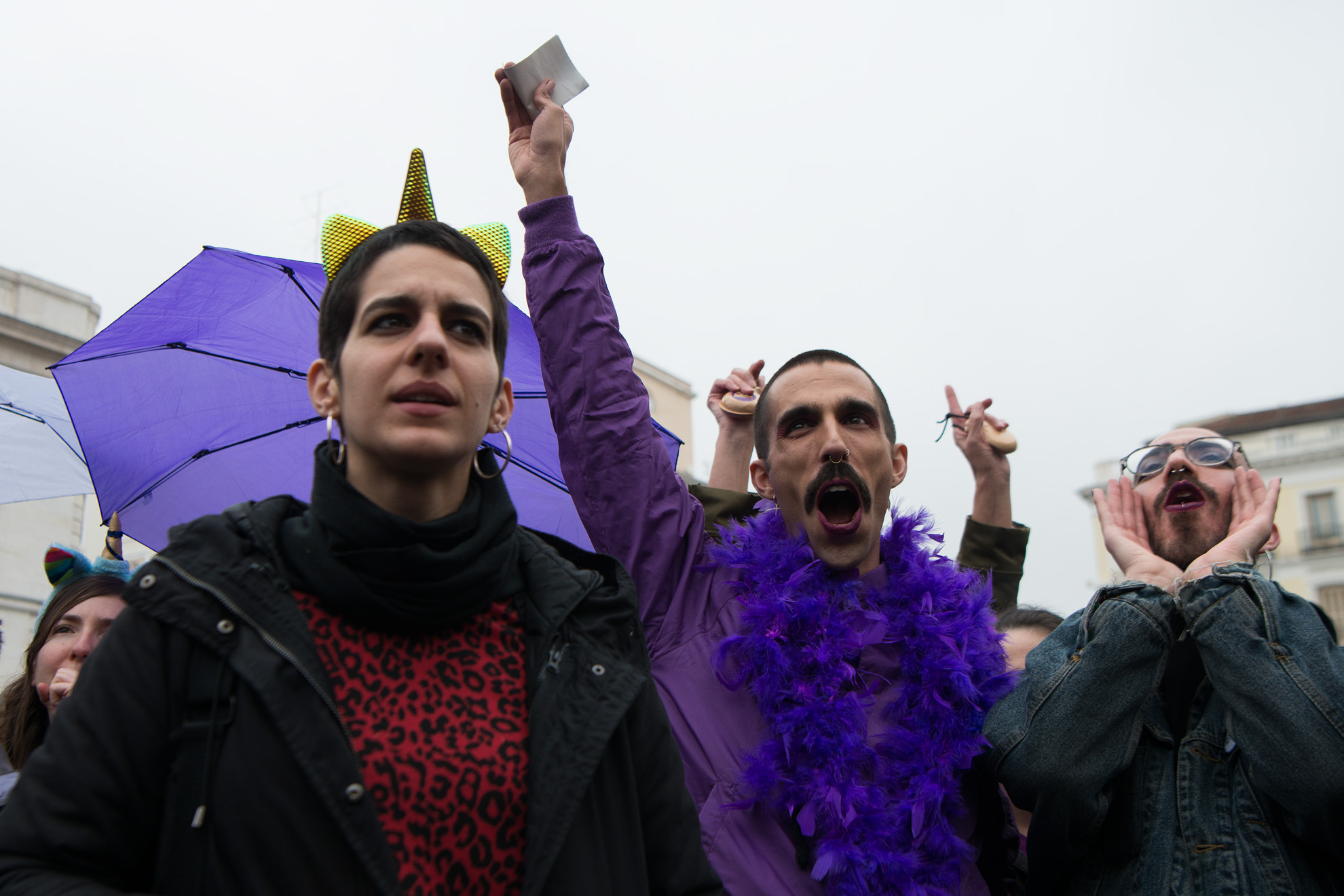 Activistas trans protestan durante la marcha 8F.