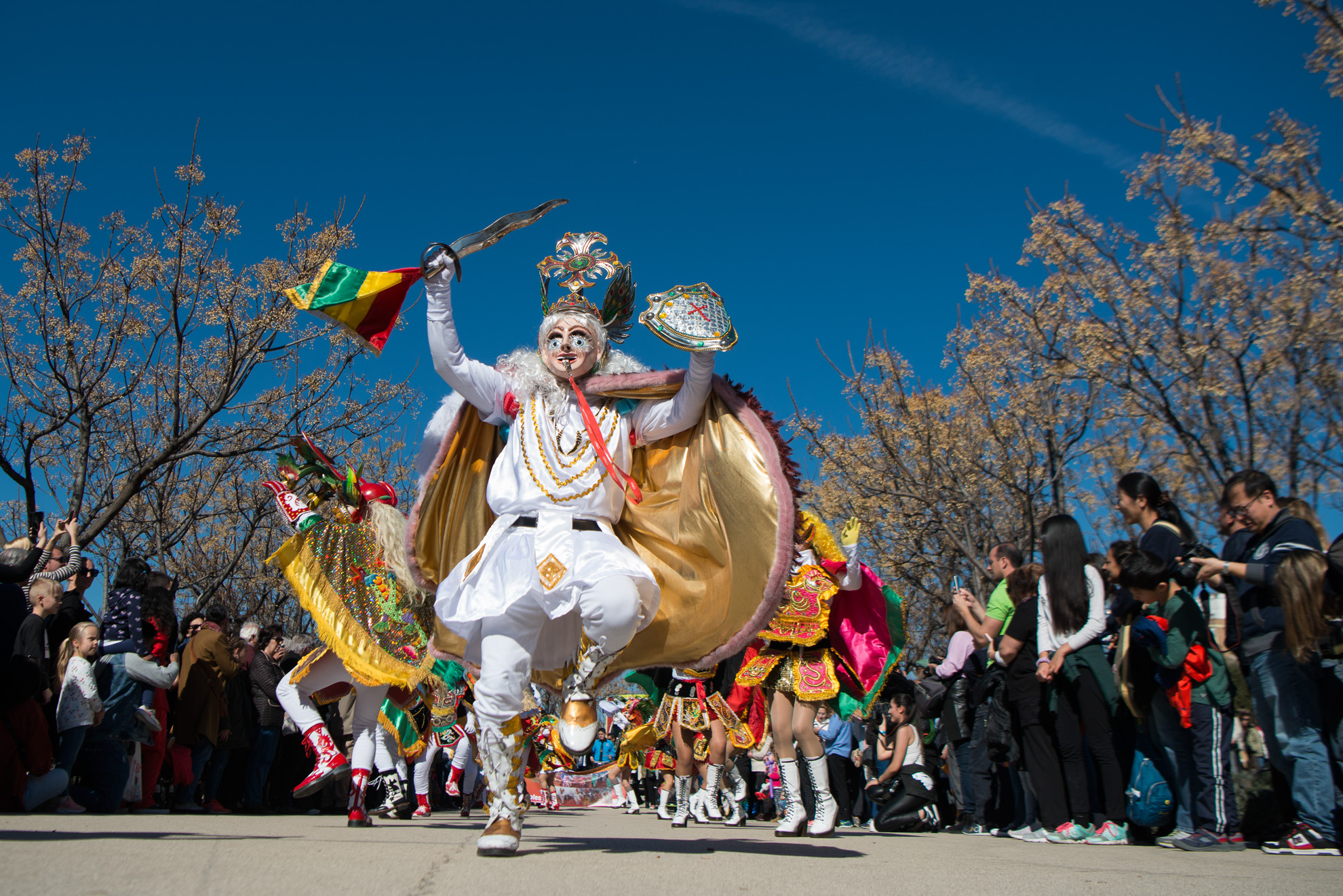 Danzantes del carnaval de Bolivia participaron en el Carnaval Latino de Madrid Río.