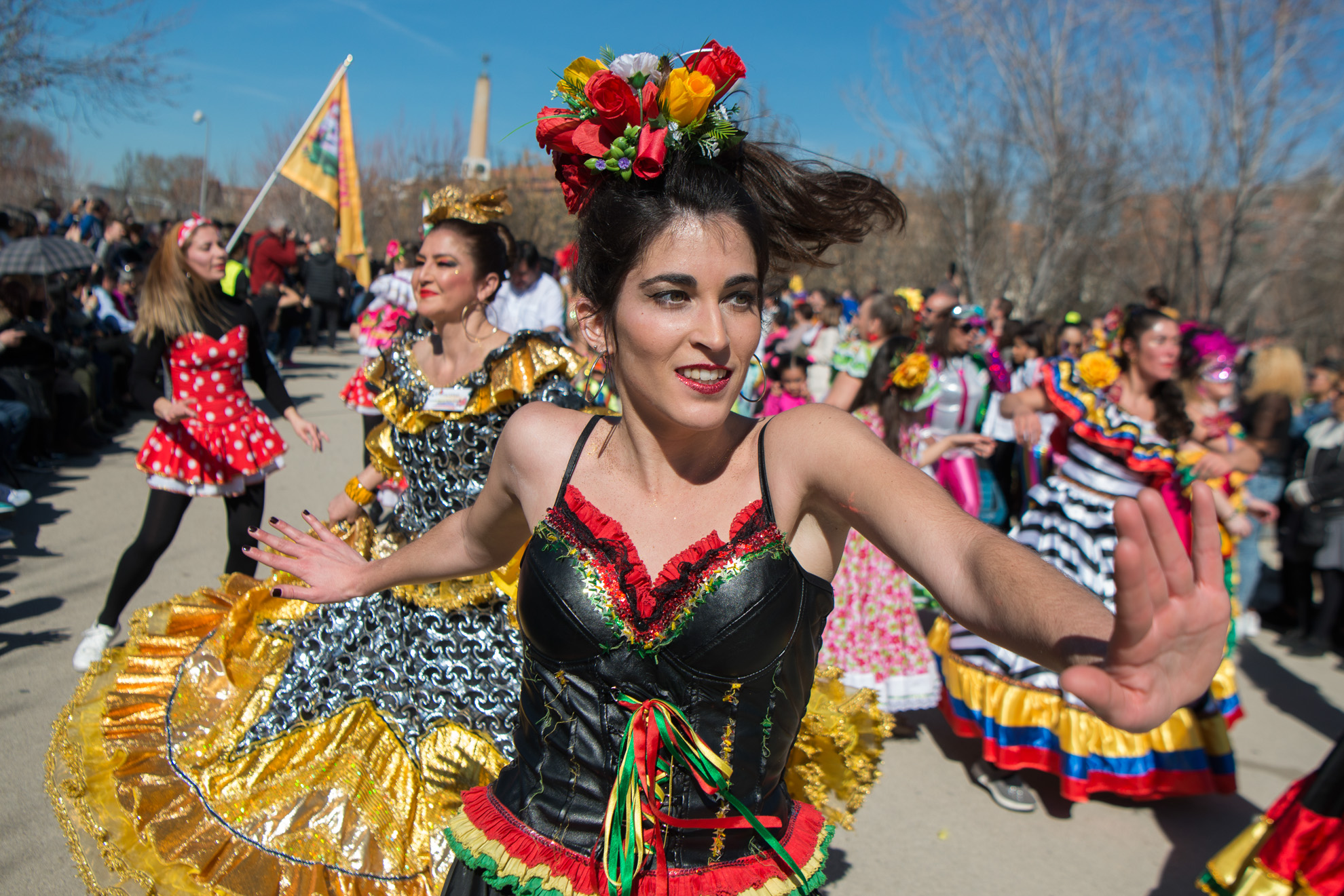 Bailarina colombiana durante el desfile carnavalesco en Madrid Río.