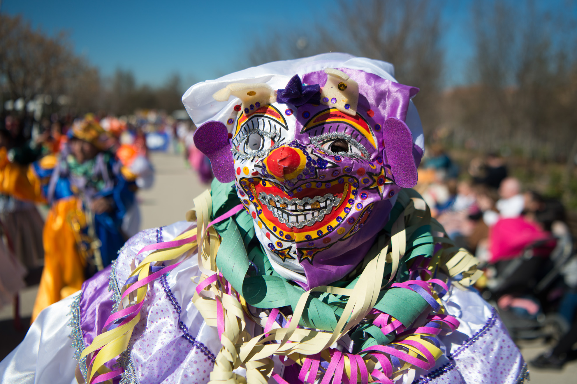 Payaso boliviano durante el desfile carnavalesco en Madrid Río.