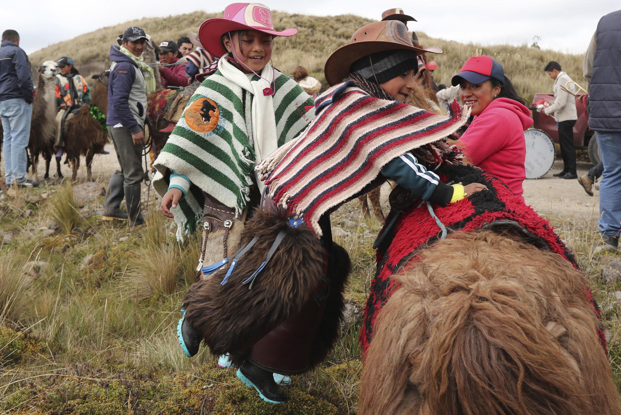 La cromática de las vestimenta de los jinetes y de las llamas contrastan con el páramo del parque de los Llanganates.