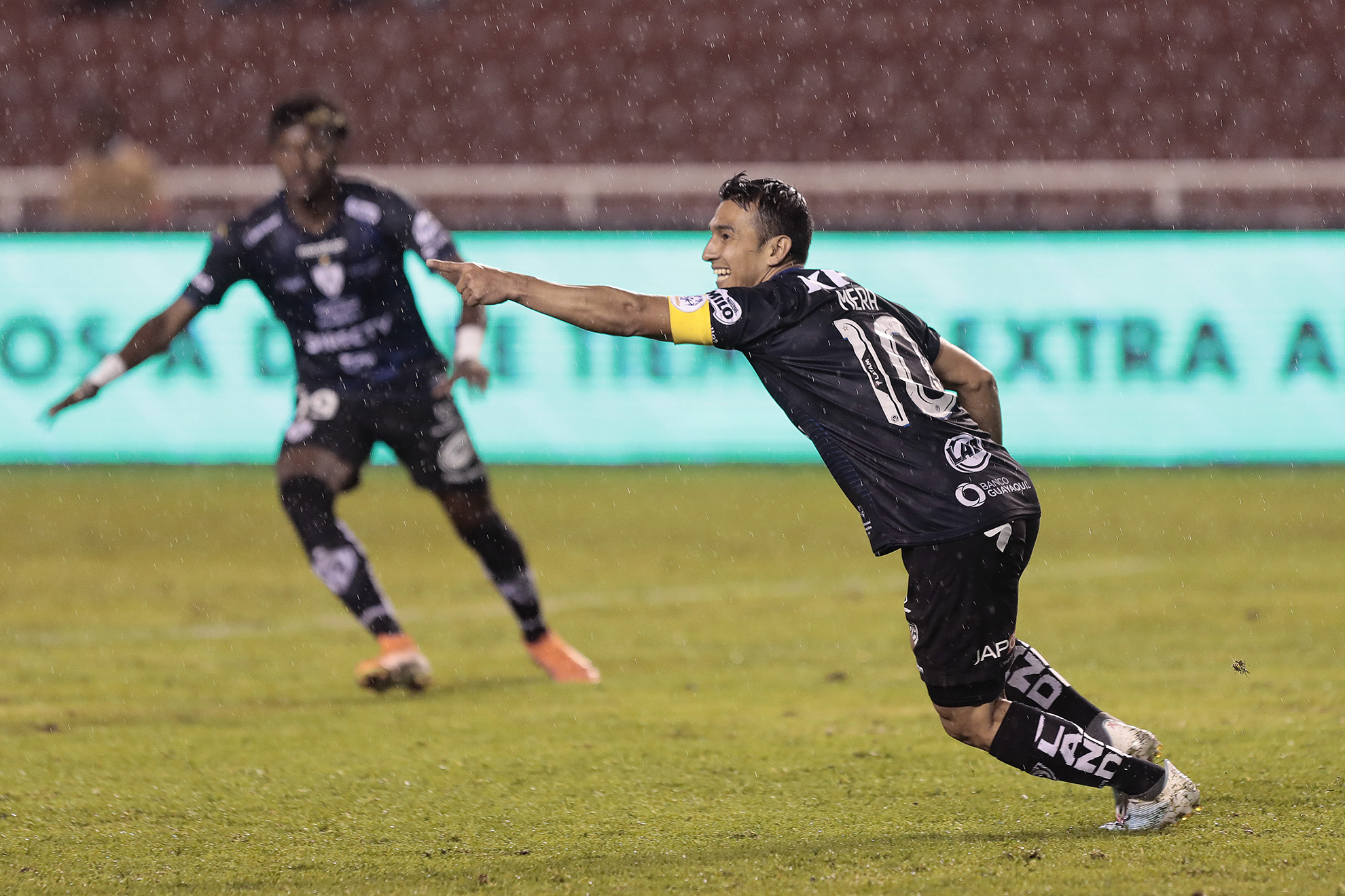 Efrén Mera festeja el primer gol durante el partido contra  Liga de Quito.
