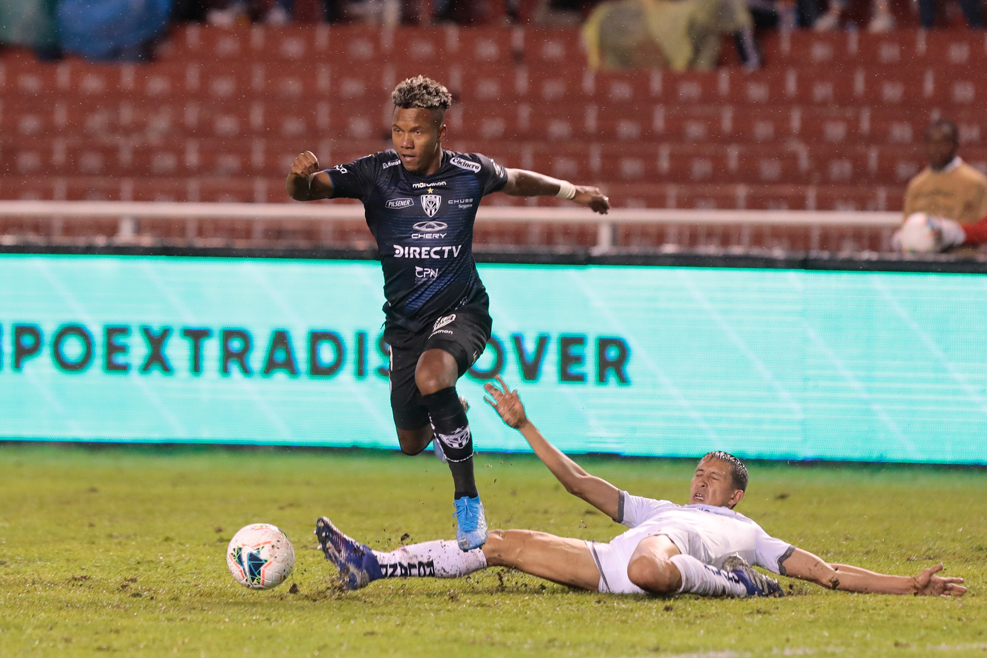 Jhon Sánchez disputa el balón durante el partido contra Liga de Quito.