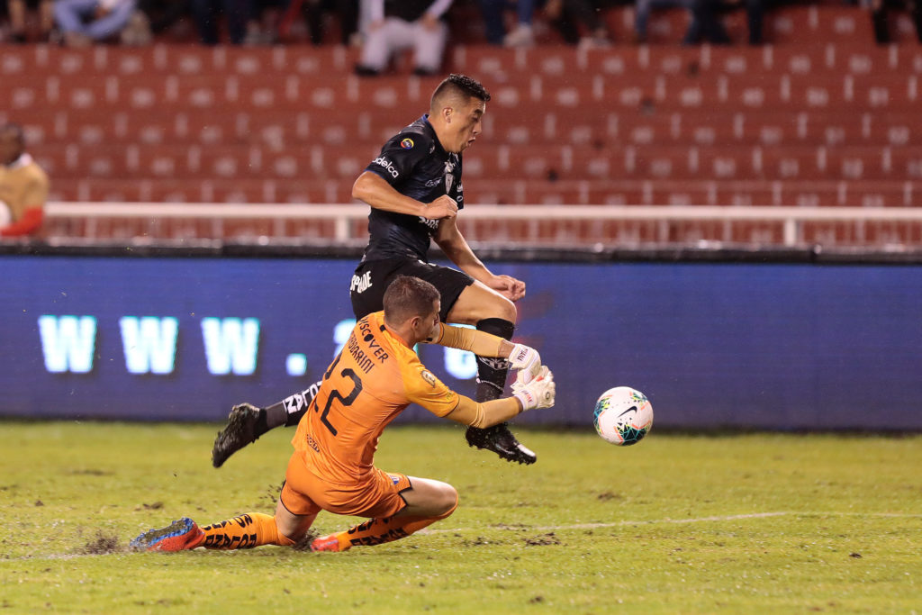 Fernando Guerrero disputa el balón con Gabbarini durante el partido contra Liga de Quito e Independiente del Valle.
