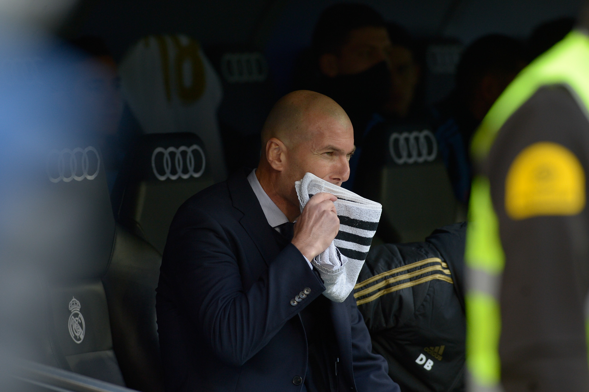 Zinedine Zidane durante el partido entre el derby madrileño.