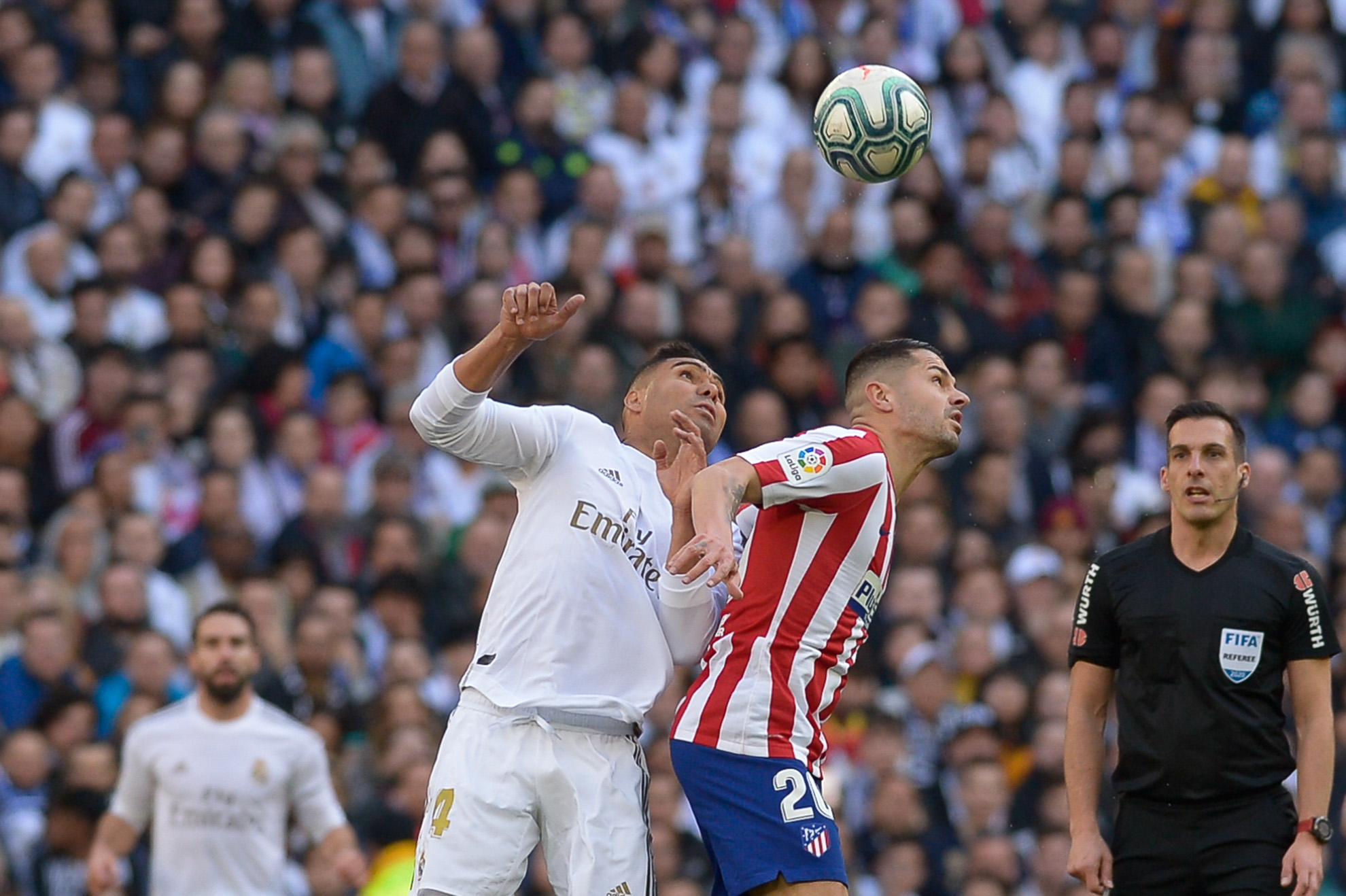 Casemiro y Vitolo durante el partido entre el derby madrileño.