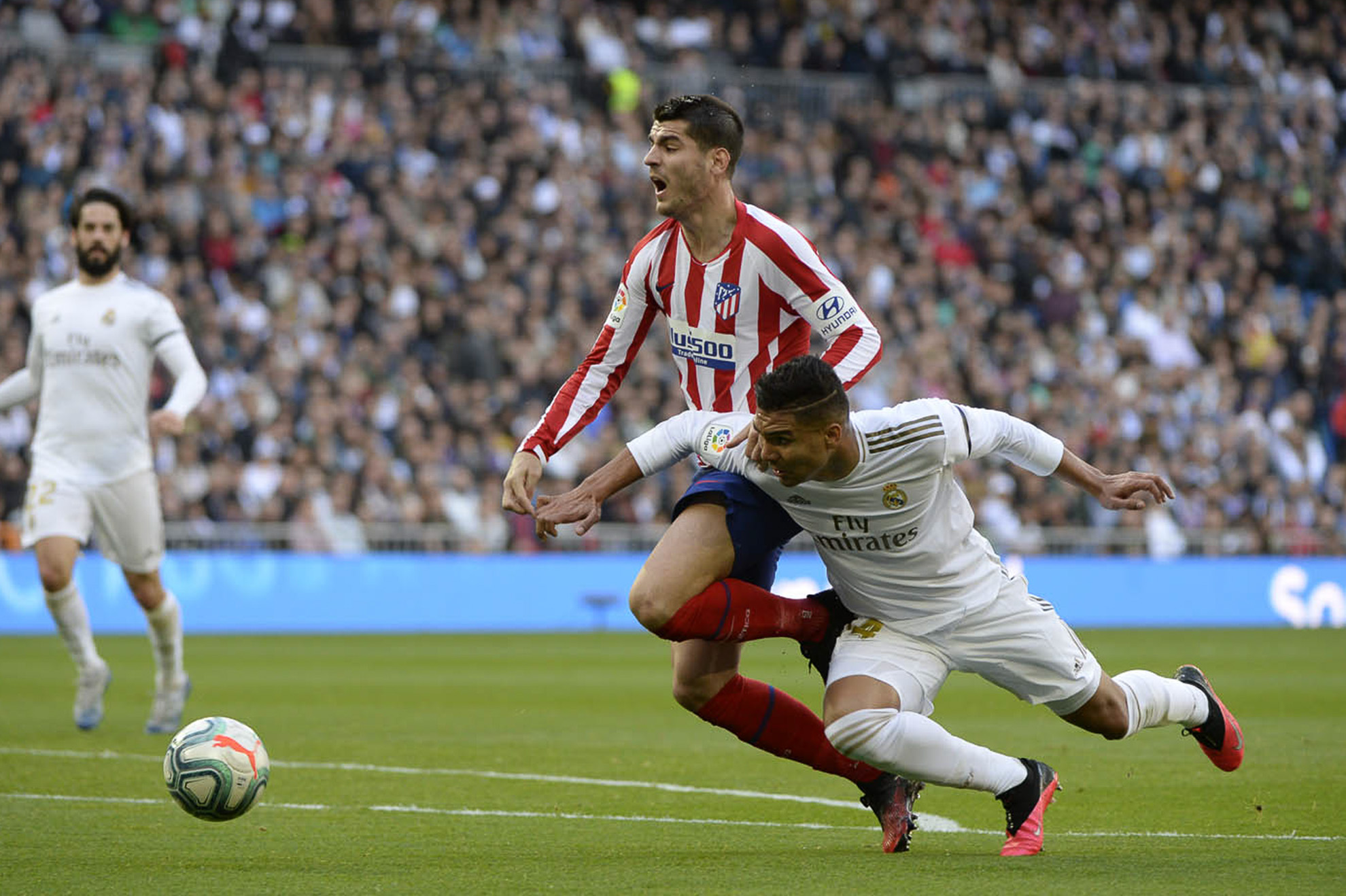 Álvaro Morata y Casemiro disputan el balón durante el partido entre el derby madrileño. 