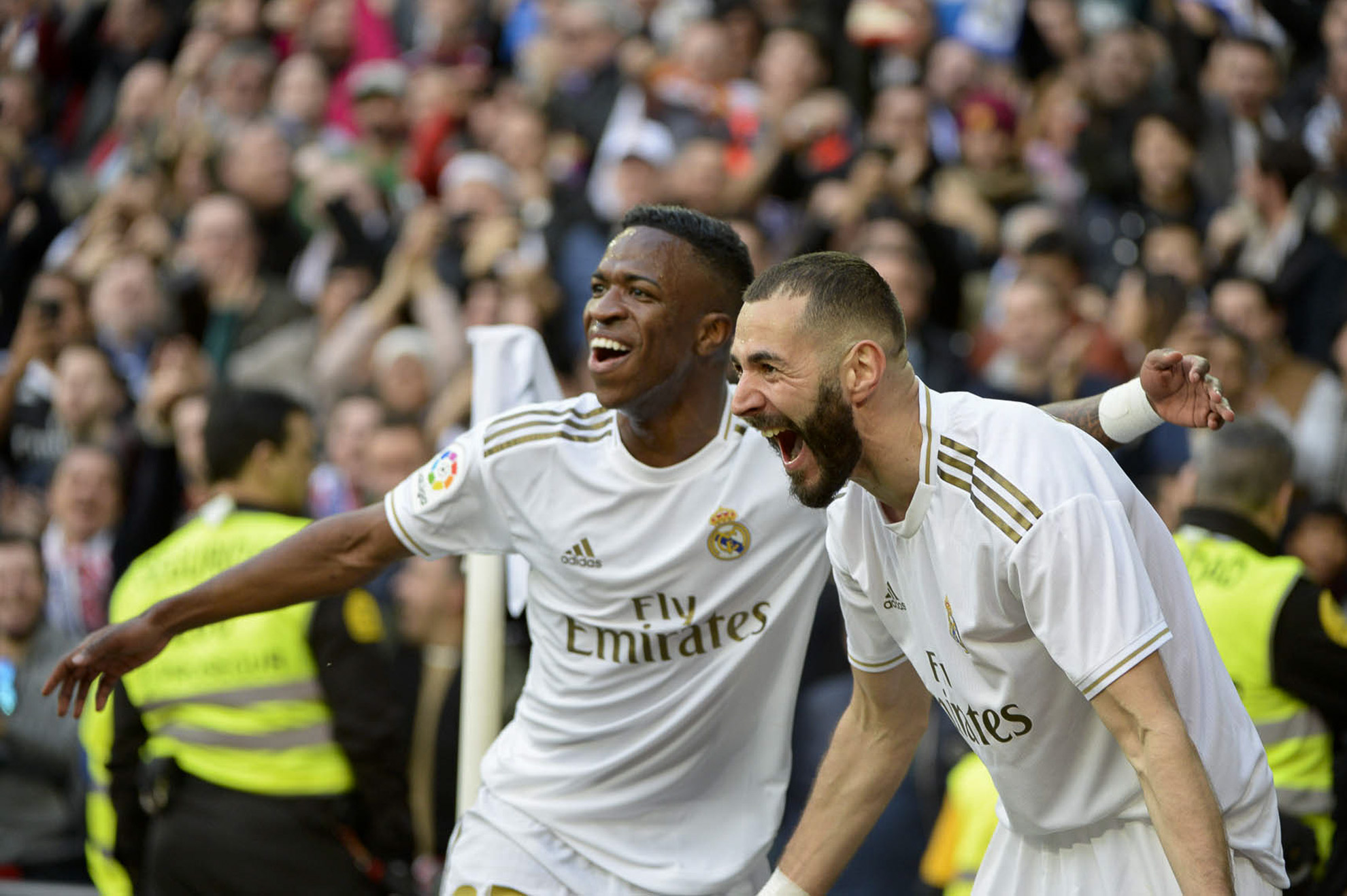 Karim Benzema festeja el gol durante el partido del derby madrileño.