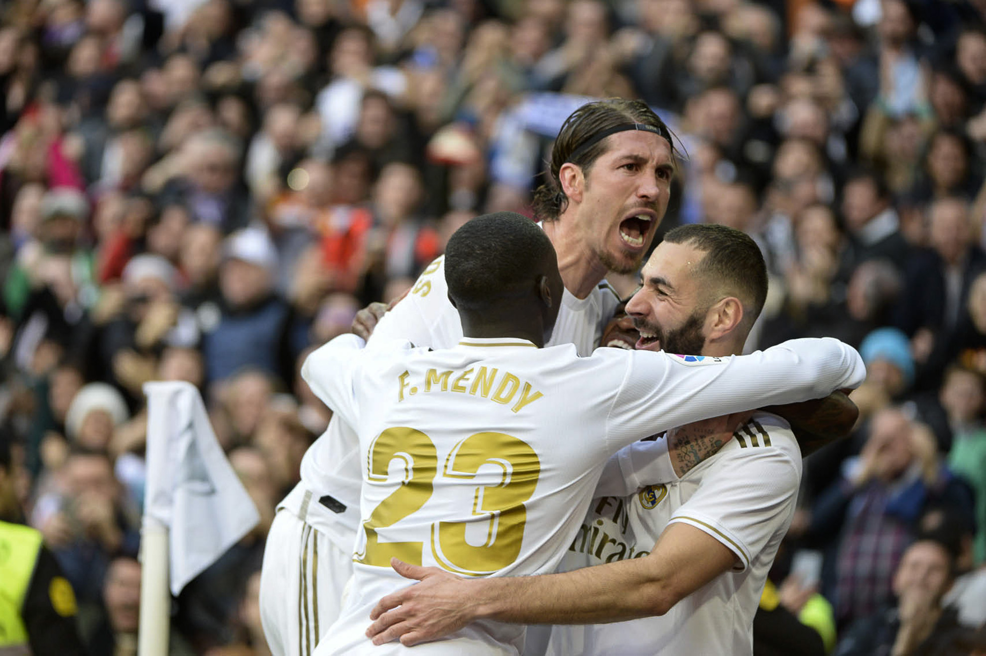 Ramos y Karim Benzema festejan el gol durante el partido del derby madrileño.