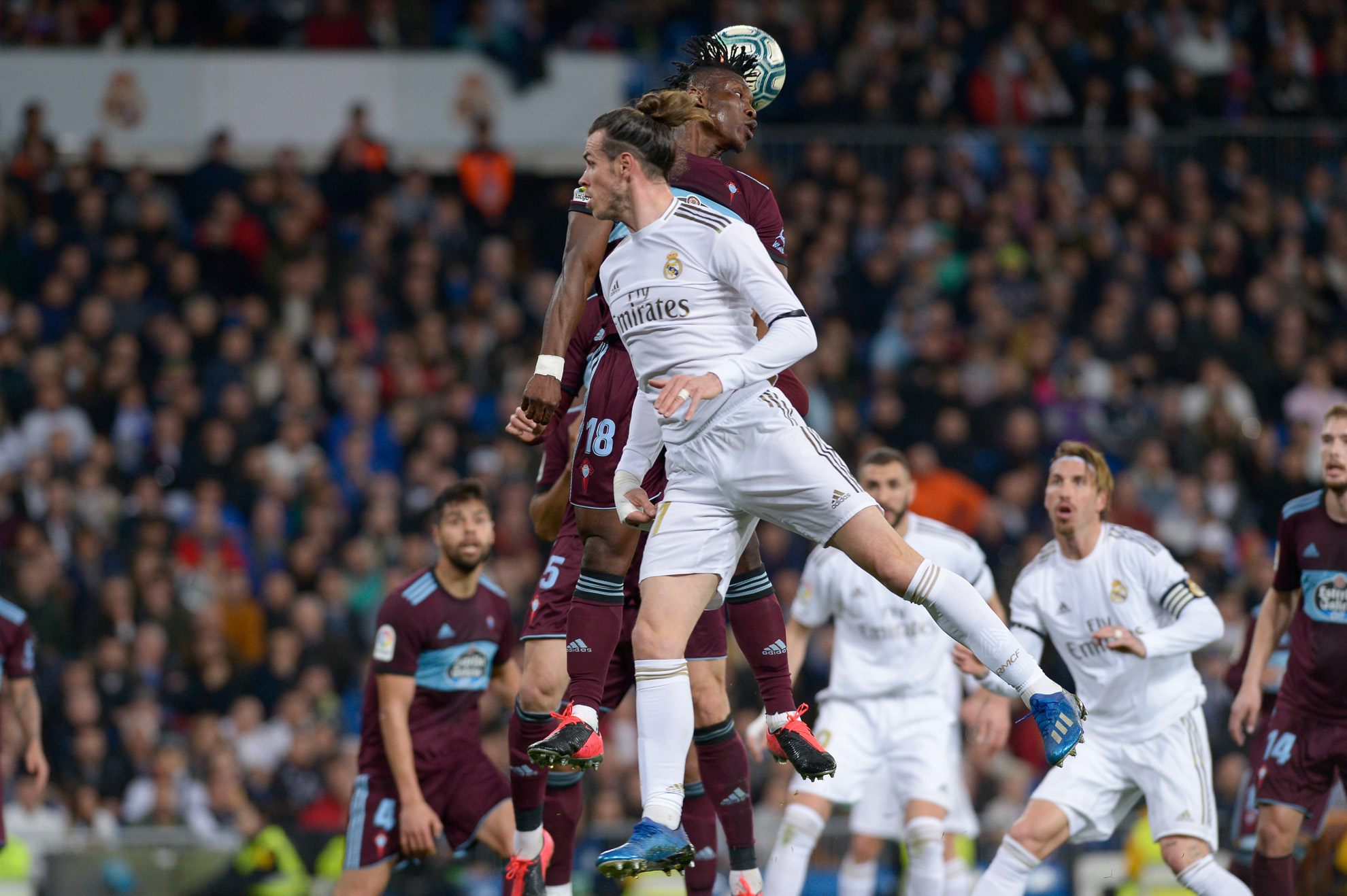 Gareth Bale disputa el balón durante el partido.