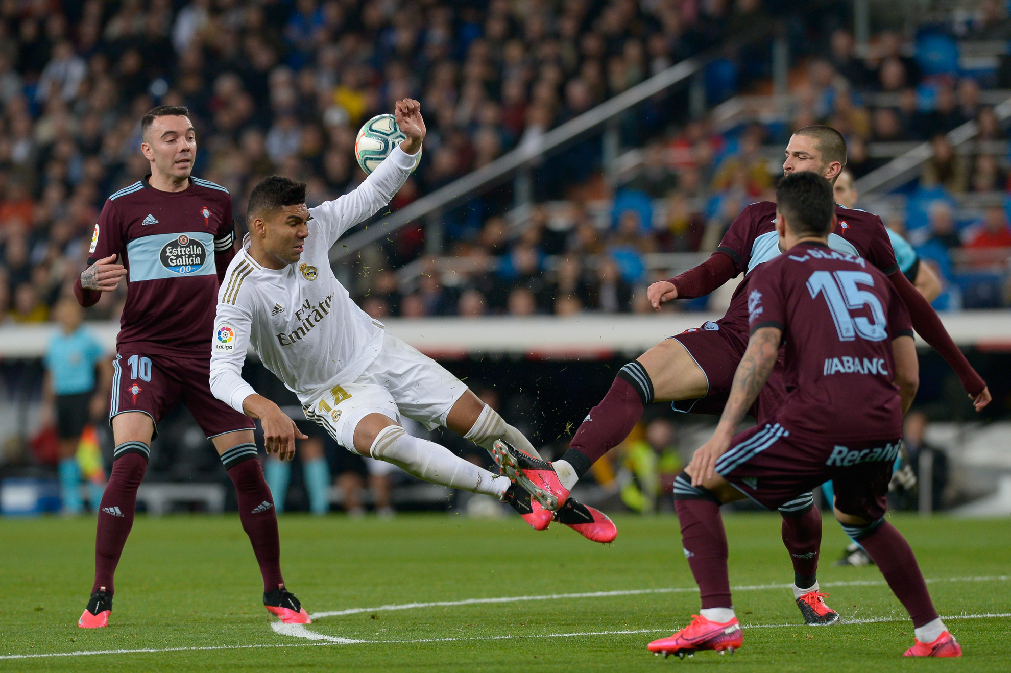 Casemiro del Real Madrid disputa el balón durante el partido.