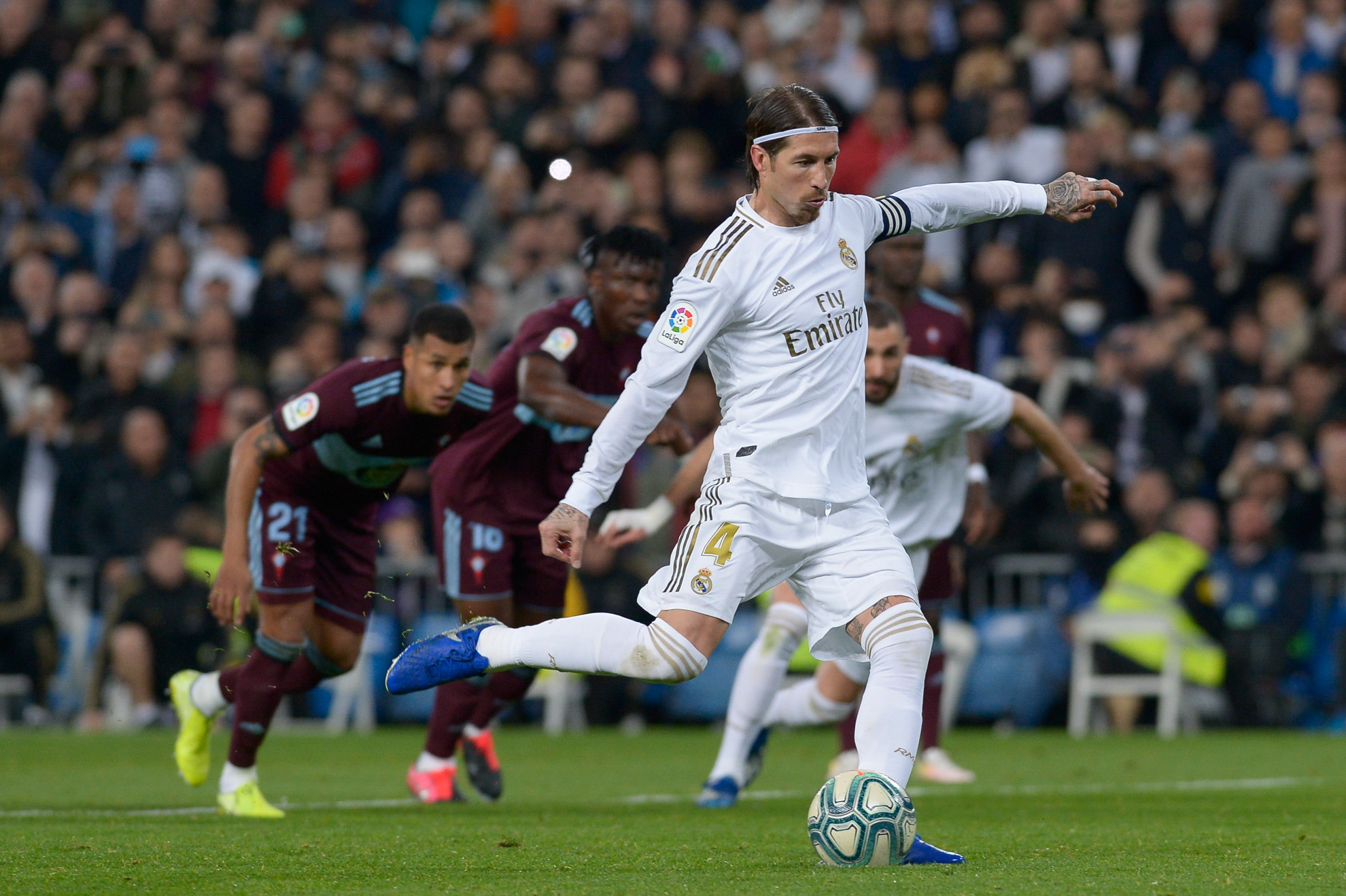 Sergio Ramos convierte el penal frente al Celta de Vigo. 