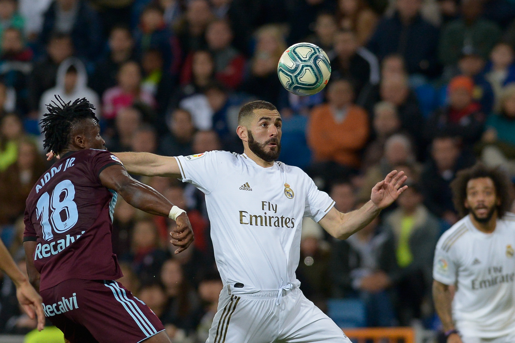 Karim Benzema disputa el balón con Aidoo Jr del Celta de Vigo.