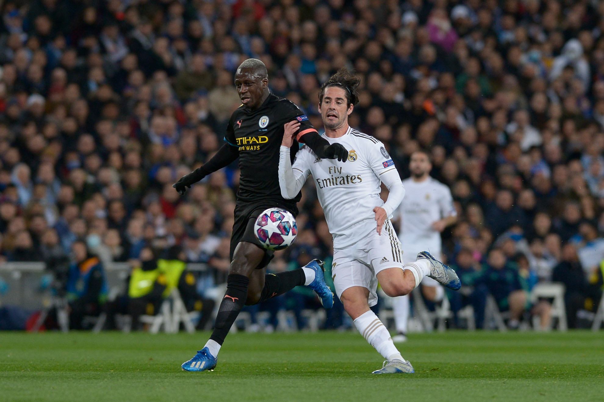 Isco y Benjamin Mendy disputan el balón durante el partido.