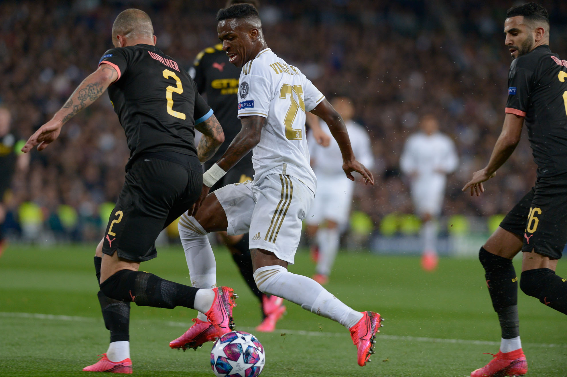 Vinicius Jr y  Walker disputan el balón durante el partido.