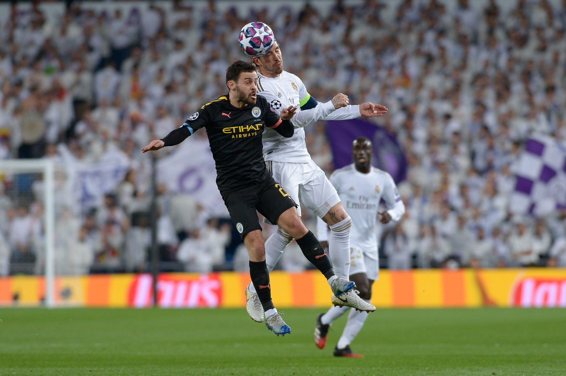 Sergio Ramos y  Bernardo Silva disputan el balón durante el partido.