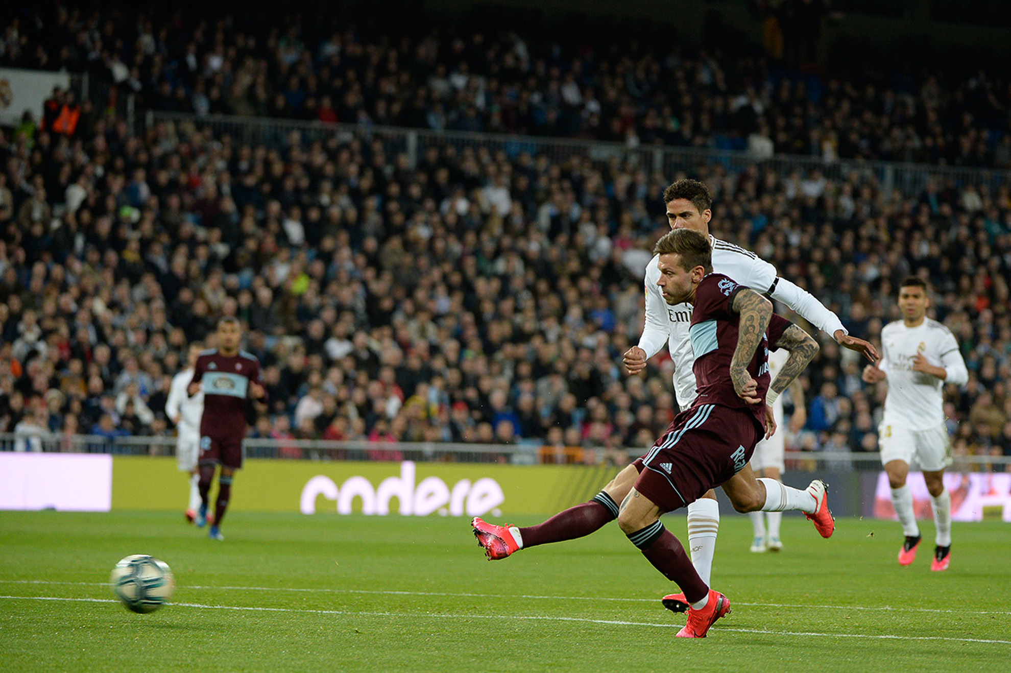 Fedor Slomov del Celta de Vigo convierte el primer gol. en la portería del Real Madrid.