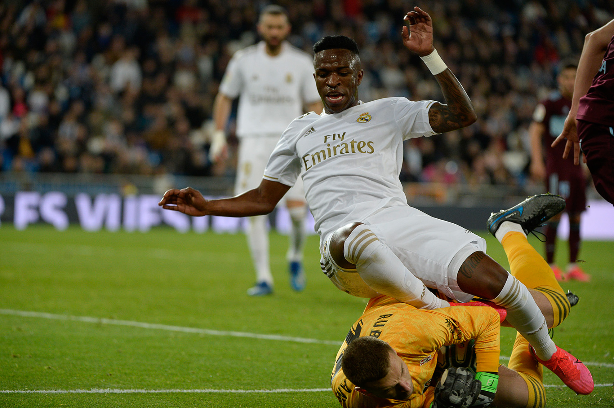 Vinicius Jr disputa el balón con Blanco.