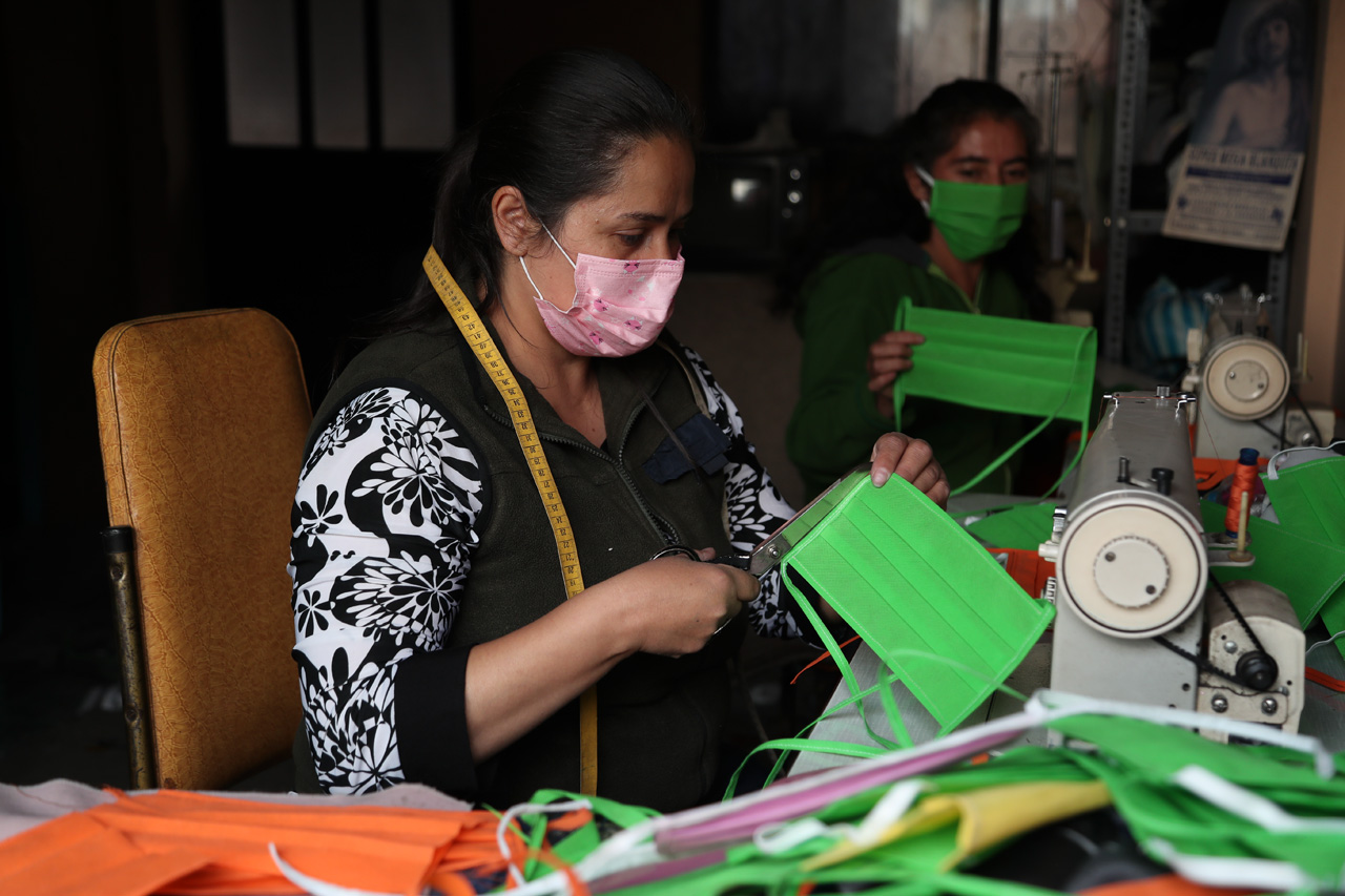 Las Mascarillas básicas para el COVID 19, podrían ayudar a reducir el riesgo de contraer un virus a través del "salpicón" de un estornudo o una tos.