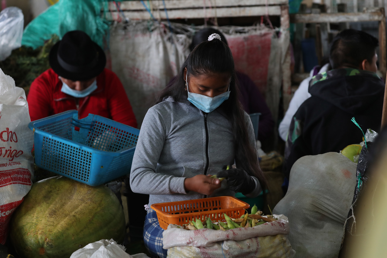 La mayoría de la población mundial donde la informalidad, la economía del día a día y el conocido emprendedurismo ha eclipsado la crucial función del estado como soporte y organizador de la vida social y económica.