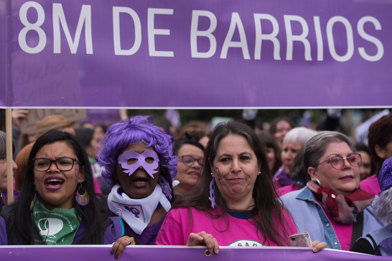 Miles de mujeres de los barrios de Madrid también salieron a la protesta.