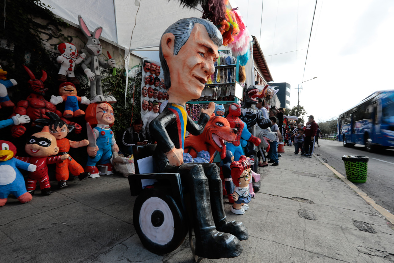 Lenin Moreno presidente de Ecuador es representado con un muñeco que será quemado en las fiestas de fin de año. 