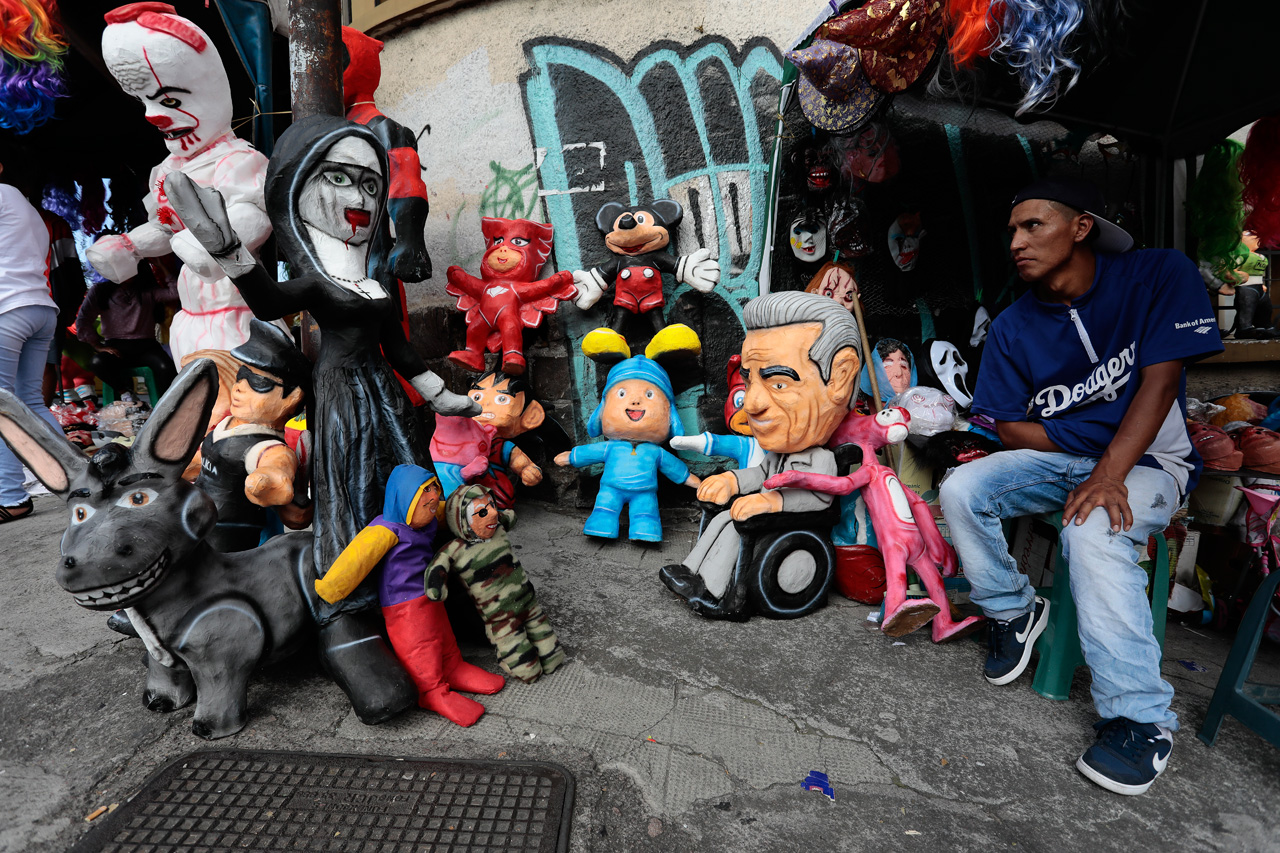 El presidente Lenin Moreno es representado con un muñeco que será quemado en las fiestas de fin de año.