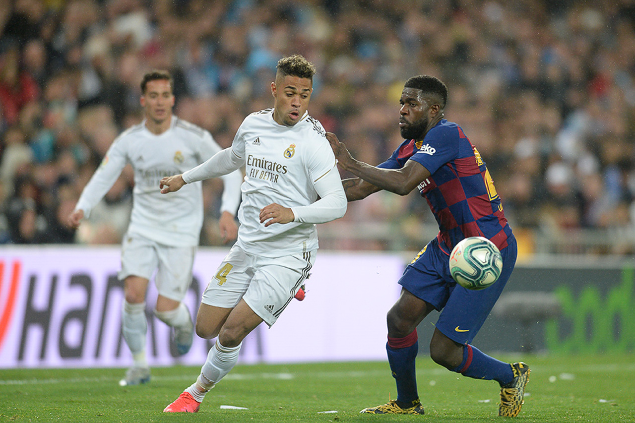 Mariano y Umtiti disputan el balón durante el derby español