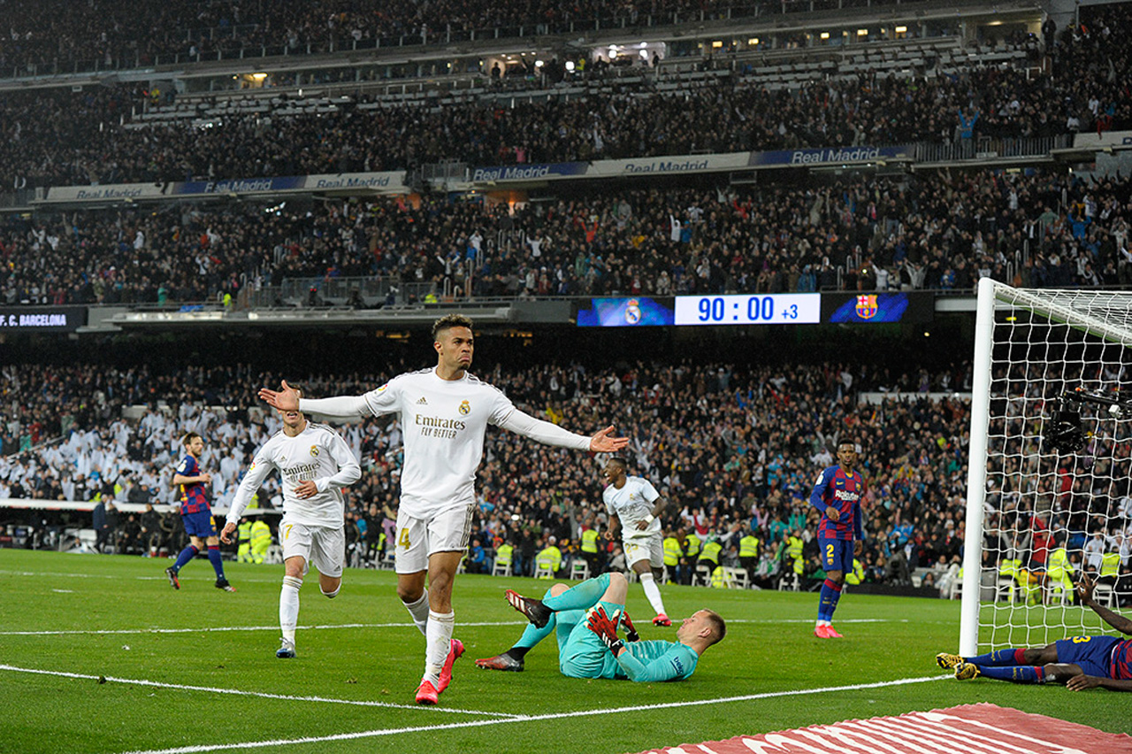 Mariano festeja el segundo gol del partido entre Real Madrid y el Barcelona