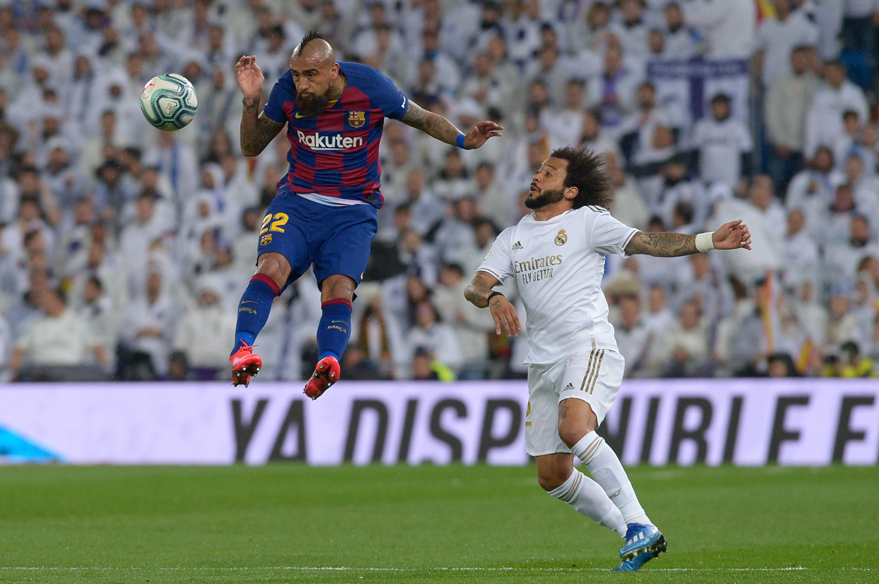 Marcelo y Arturo Vidal disputan el balón durante el clásico Real Madrid vs Barcelona