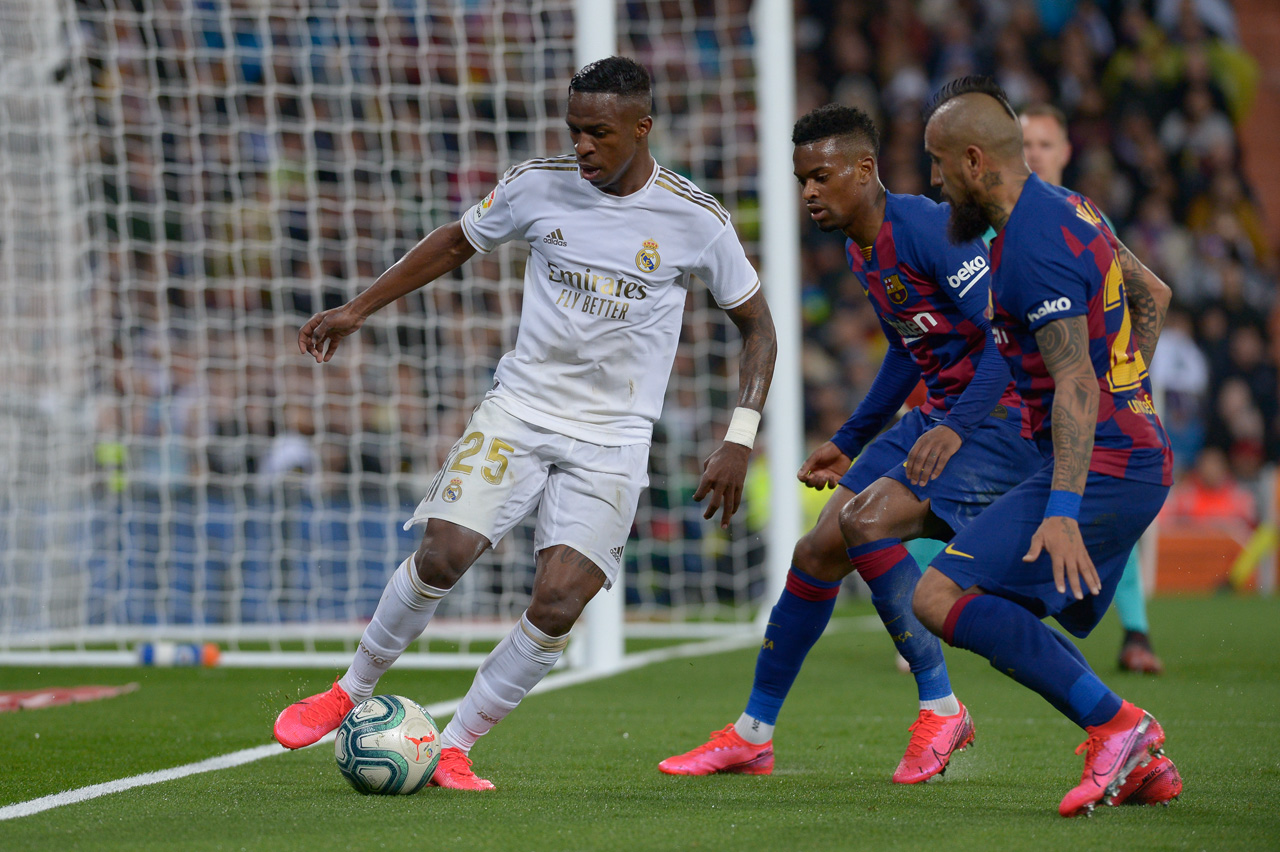 Vinicius Jr, Arturo Vidal y Semedo disputan el balón durante el clásico Real Madrid vs Barcelona