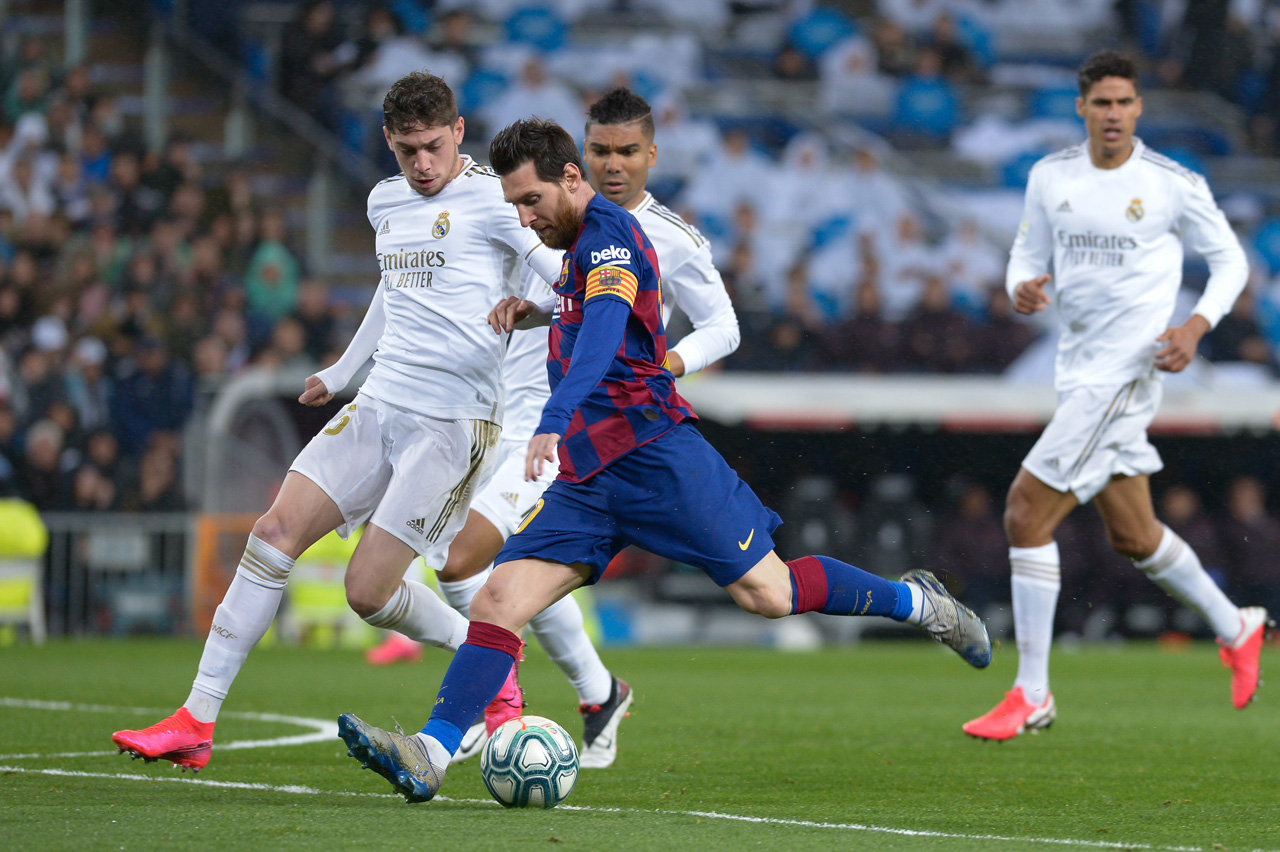 Valverde y Leo Messi disputan el balón durante el derby español