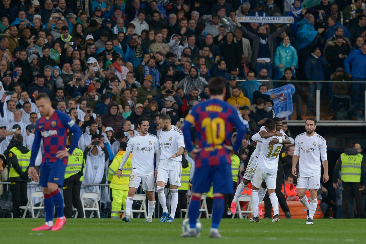 Vinicius Jr y Casemiro festejan el primero gol del partido entre Real Madrid y el Barcelona