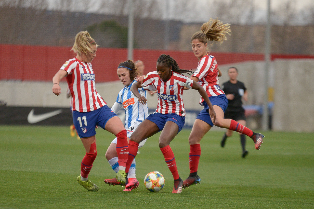 Tounkara y Toni Duggan disputan el balón durante el partido frente a la Real Sociedad