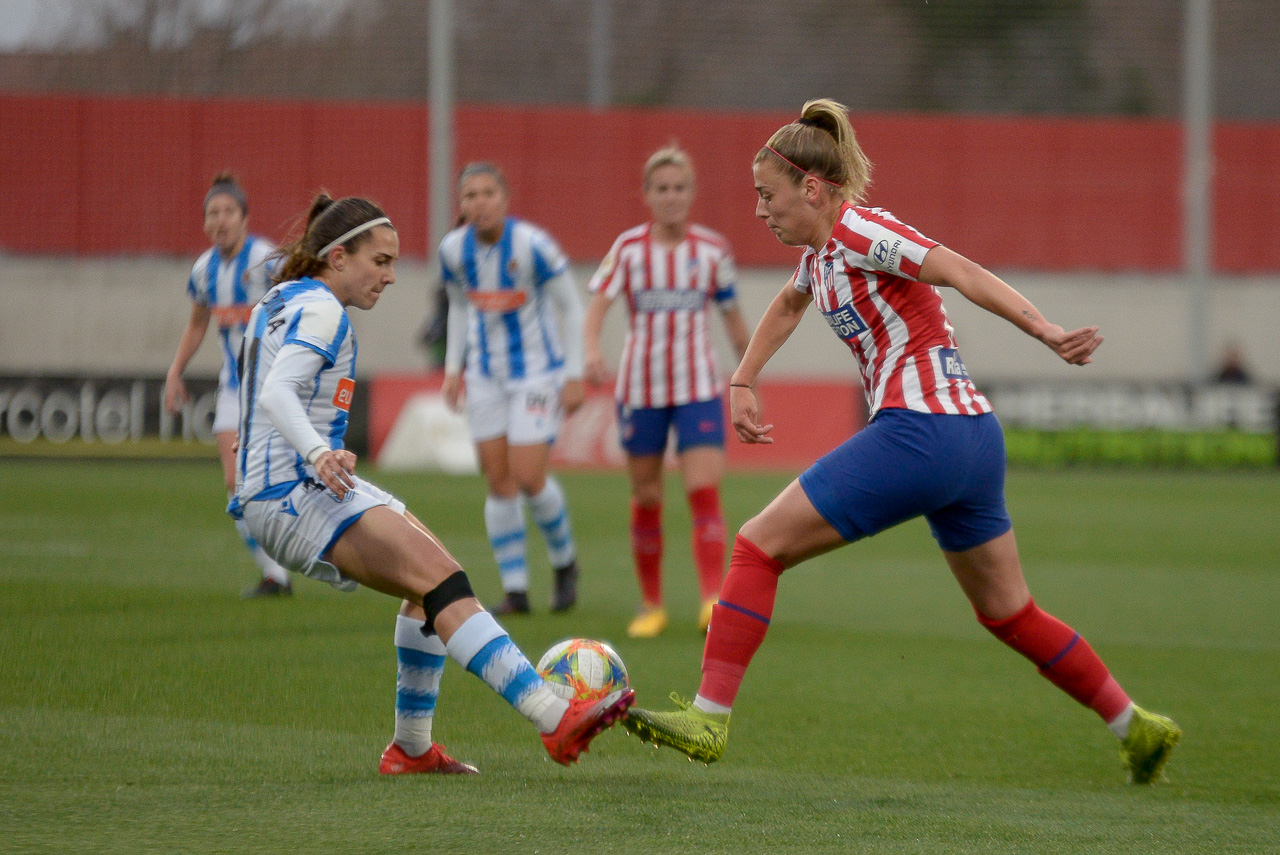 Toni Duggan disputa el balón con Cardona del Real Sociedad.