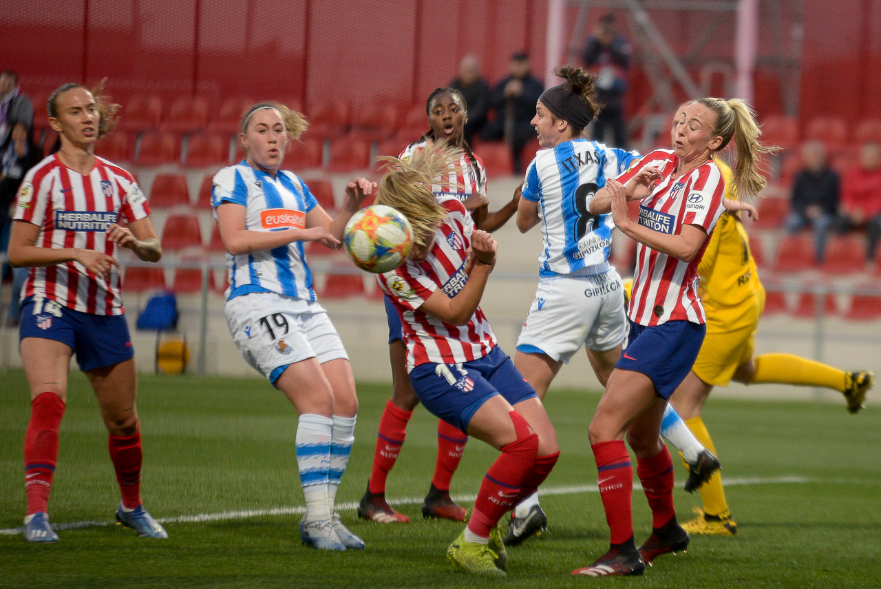 Jugadoras de la Real Sociedad y del Atlético Femenino disputan el balón.