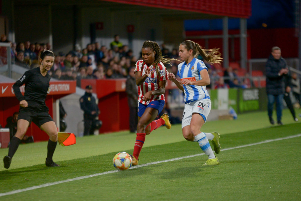 Ludmila disputa el balón durante el partido entre el Atlético Femenino vs Real Sociedad