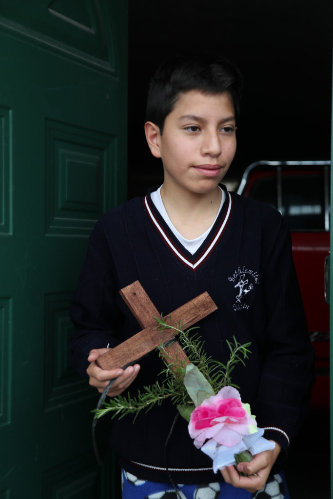 Un destacado ebanista construyó unas cruces de madera para colocarlas en las puertas de las casas de los vecinos.