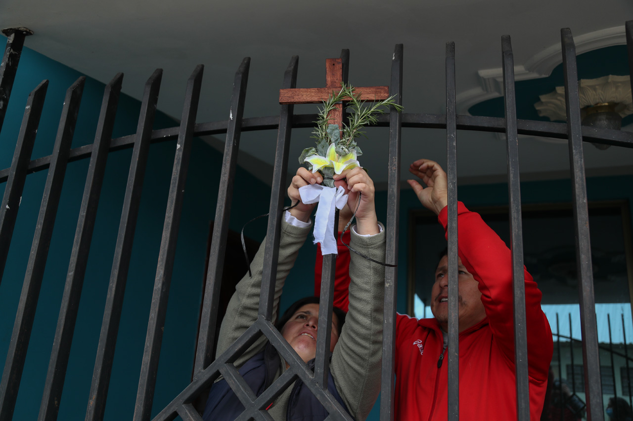 Colocaron sobre las cruces ramas de romero y eucalipto y acompañaron el arreglo con una flor y un lazo blanco sinónimo del amor más puro hacia Dios.