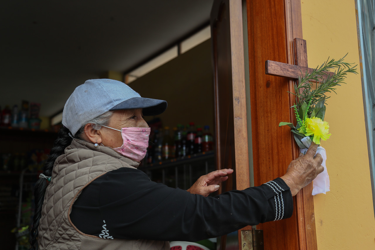 Las vecinas del Comité Unidos por la Paz del barrio 24 de Mayo del cantón Píllaro, se organizaron para realizar pequeñas cruces de madera para celebrar la Semana Santa en casa por la pandemia del COVID19EC