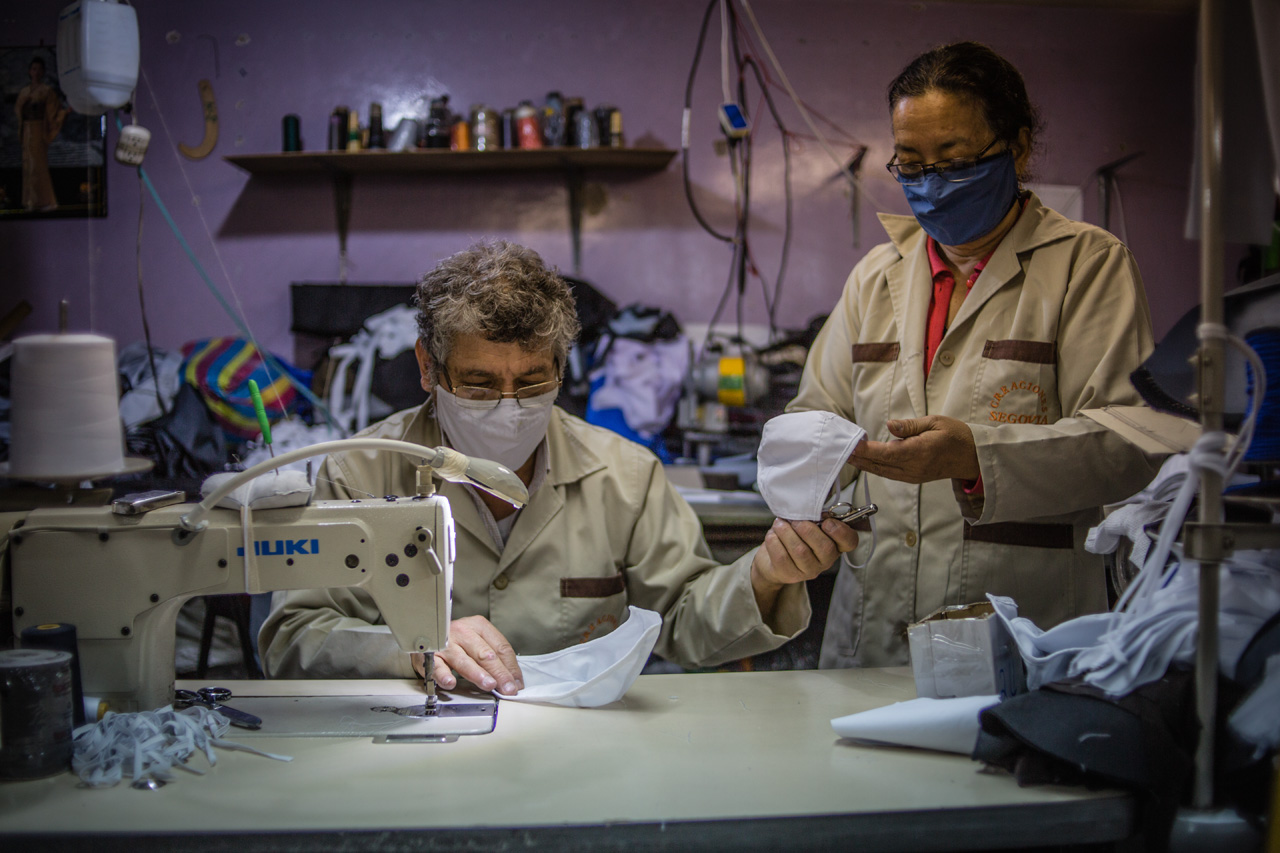 La fabricación de trajes e insumos médicos es una forma de reconversión laboral en todo el mundo.