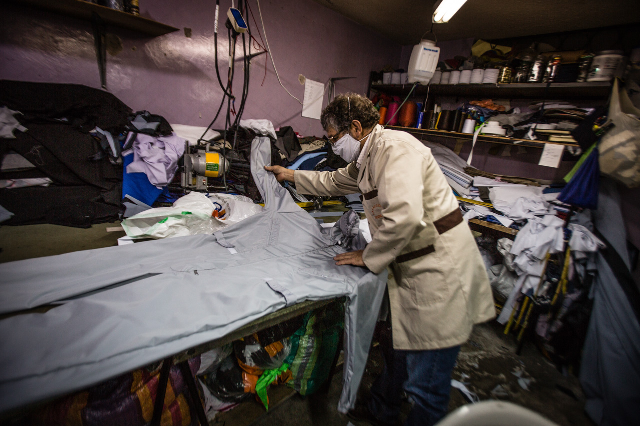 En su taller improvisado, en la entrada a su hogar, esta pareja con la ayuda de una persona trabaja incansablemente para abastecer a sus clientes.