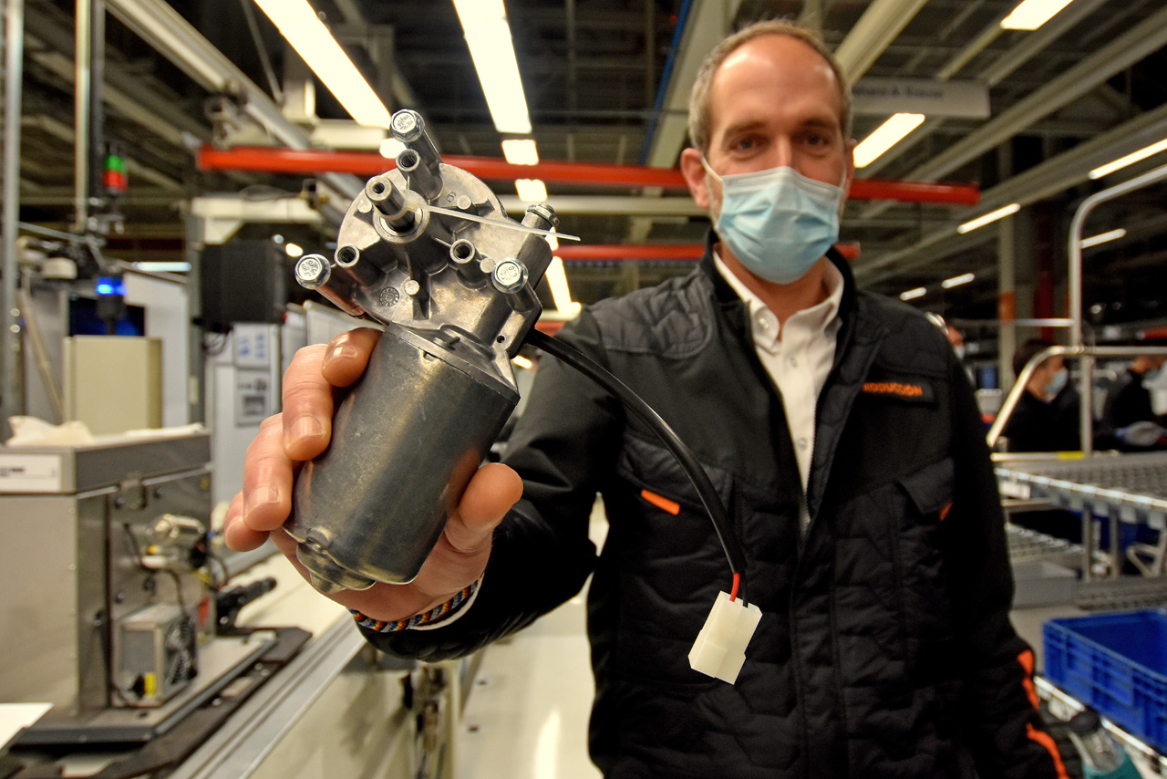 Nicolás Mora, del área de Producción de SEAT Martorell muestra el motor del limpiaparabrisas que es la clave del respirador de emergencia OXyGen.