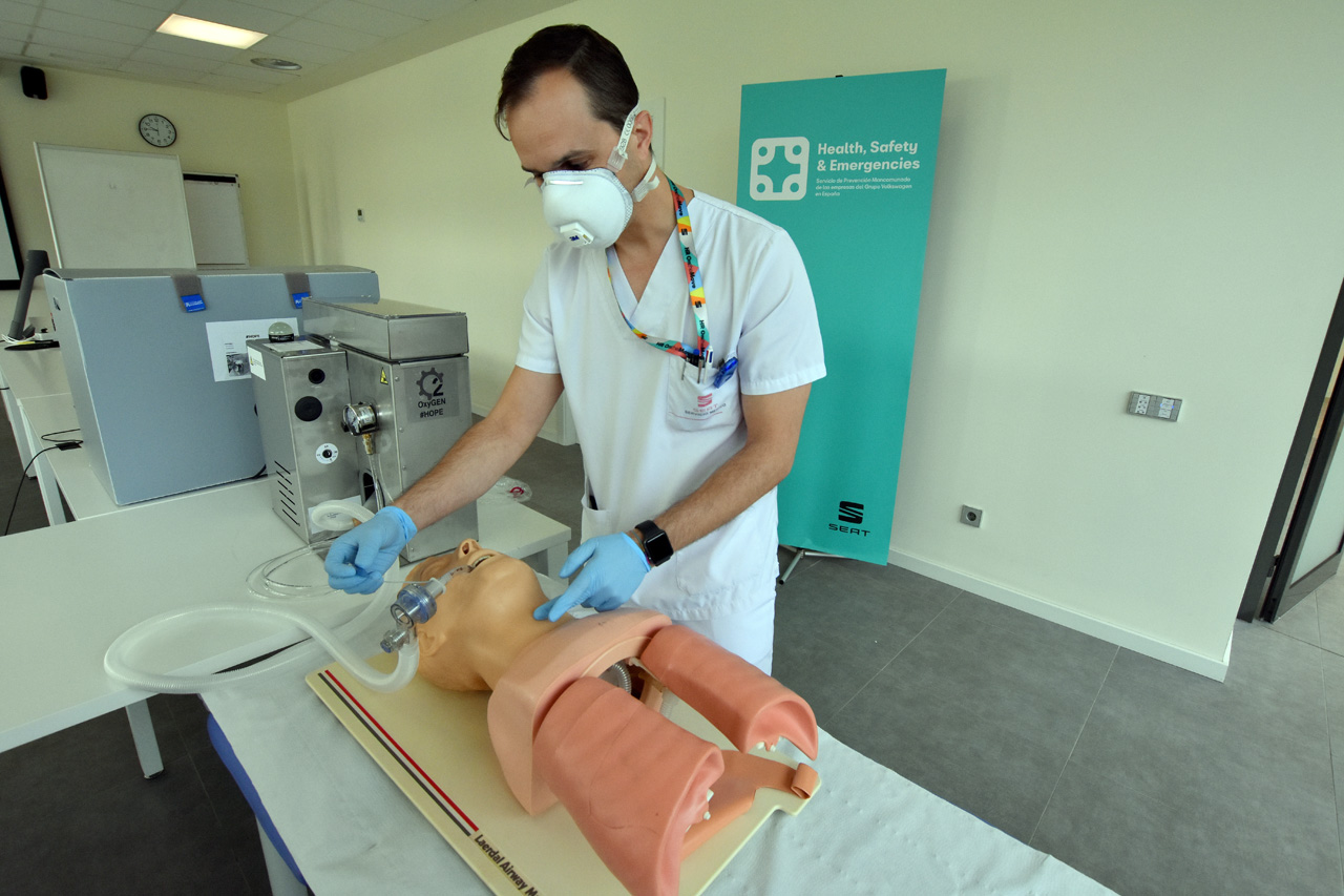 OXyGEN, un respirador automático de emergencia que servirá a hospitales y centros de salud, que luego de recibir la autorización necesaria de la Agencia Española de Medicamentos y Productos Sanitarios.