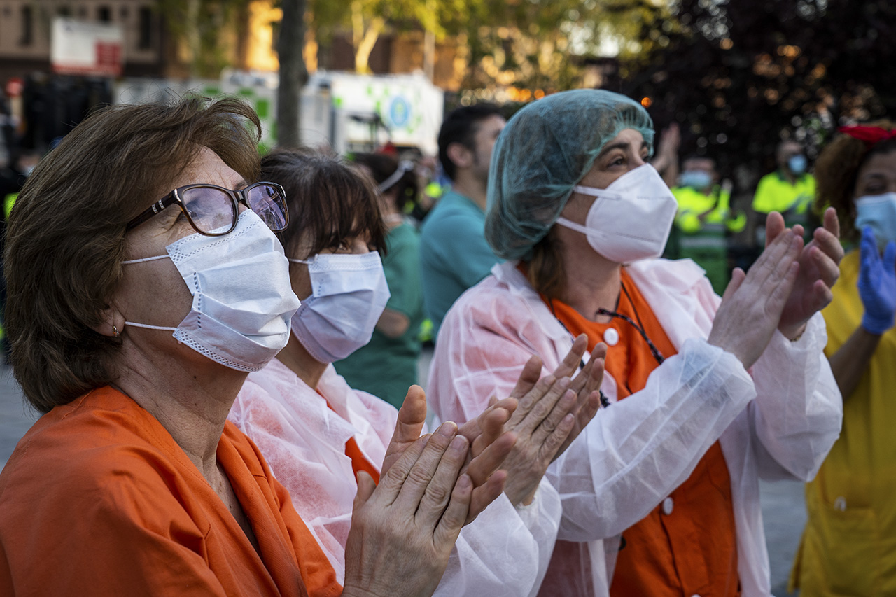 Compañeras de Valeria Salgado del Hospital General Universitario durante uno de los actos de solidaridad de la población española con el Sistema de Salud Pública.