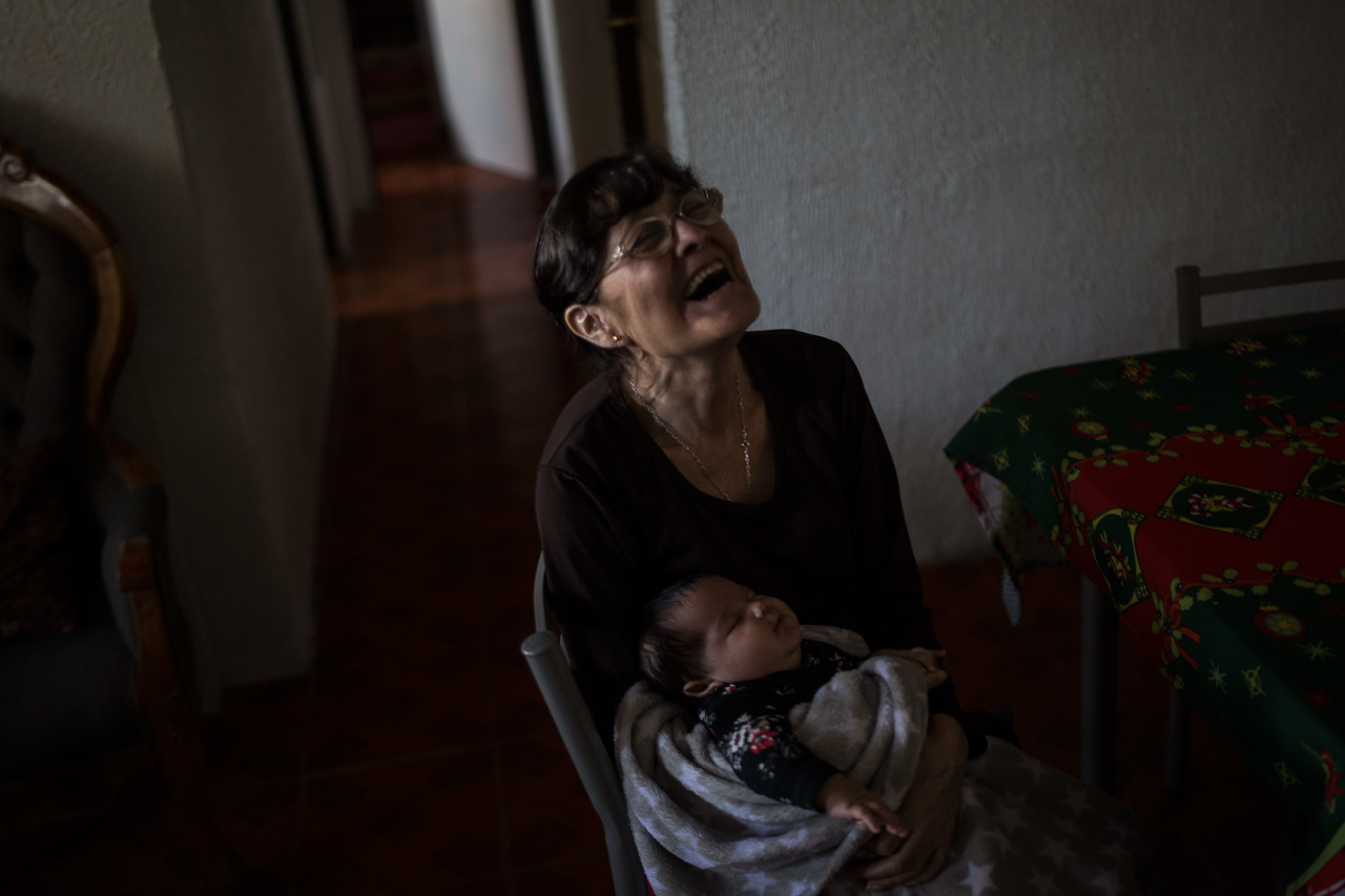 Además de un mes de cuarentena voluntaria, Ingrid es dueña de casa y abuela de una niña de dos meses de vida.